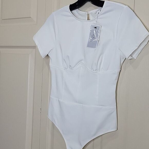 Le Lis White Tee Bodysuit Size Small NWT - Picture 3 of 11